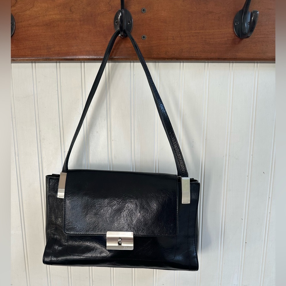 DKNY Black leather Purse with Metal Clasp. Y2K.